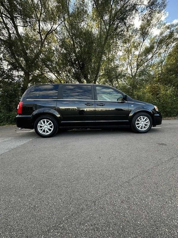 Svart Begagnad 2012 Lancia Voyager Minibuss | 115 000 kr (Marknadspris) - Bild 1/4