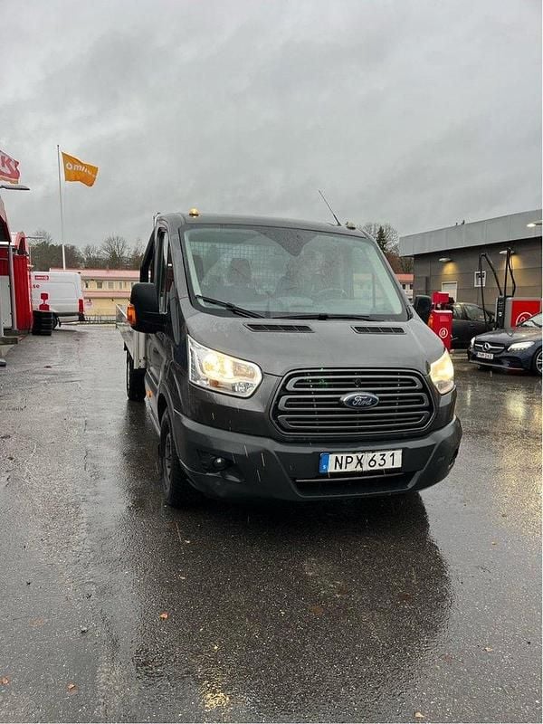 Grå Begagnad 2018 Ford Transit Pickup | 200 000 kr (Dyr) - Bild 1/4