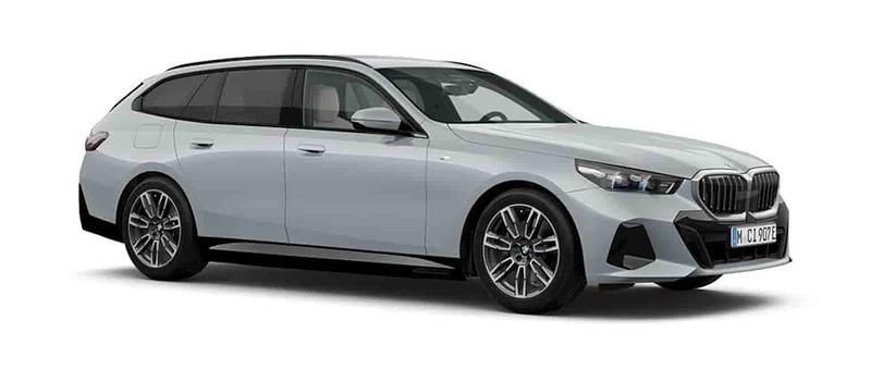 Grå Ny 2025 BMW 530e M Sport Kombi | 723 700 kr (Marknadspris) - Bild 1/1