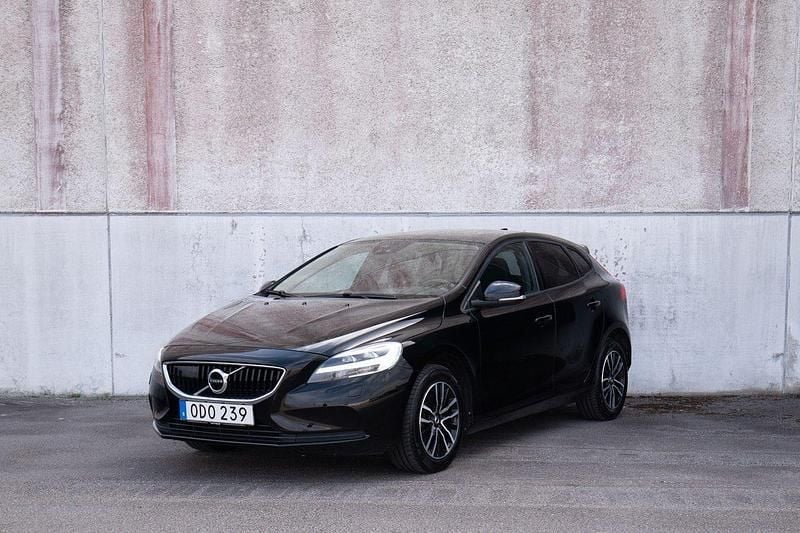 Svart (svartmetallic) Begagnad 2017 Volvo V40 Kombi | 139 900 kr (Marknadspris) - Bild 1/4