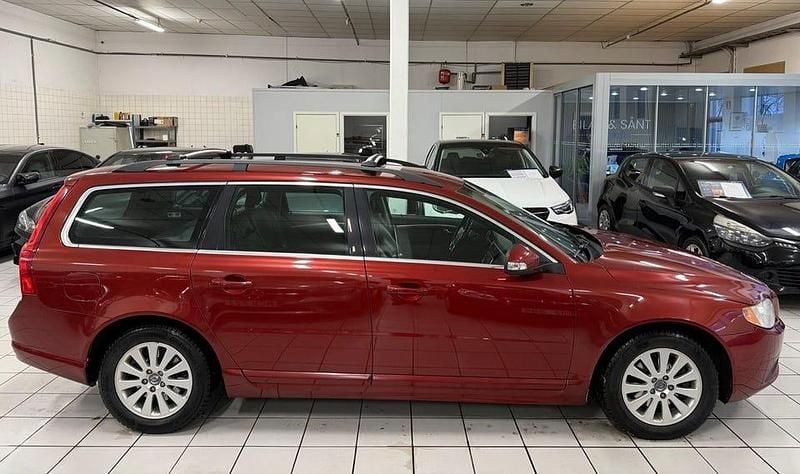 Begagnad Volvo V70 Momentum 163 HK (119 kW) 2011 Röd Kombi