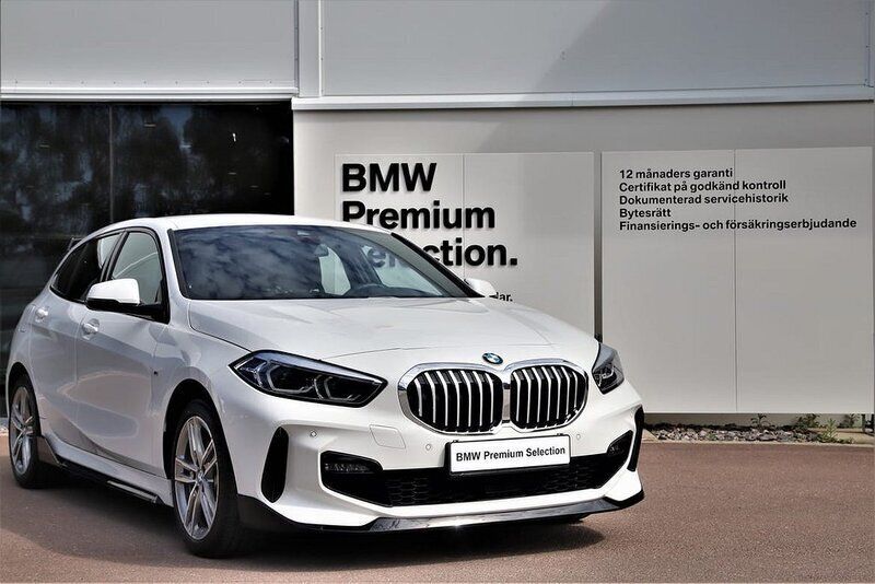 Vit Begagnad 2022 BMW 120 M Performance Halvkombi | 339 000 kr - Bild 1/4