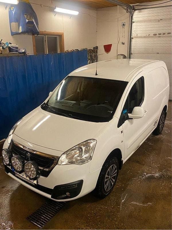 Vit Begagnad 2017 Peugeot Partner Minibuss | 94 000 kr (Marknadspris) - Bild 1/4