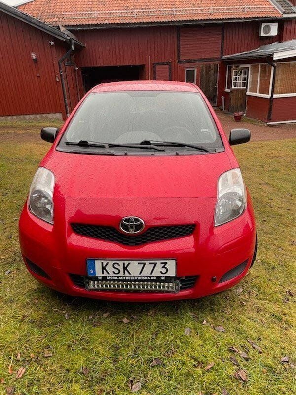 Röd Begagnad 2010 Toyota Yaris Halvkombi | 33 000 kr (Marknadspris) - Bild 1/4