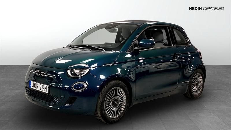 Grön (green) Begagnad 2022 Fiat 500e Icon Halvkombi | 199 900 kr (Marknadspris) - Bild 1/4