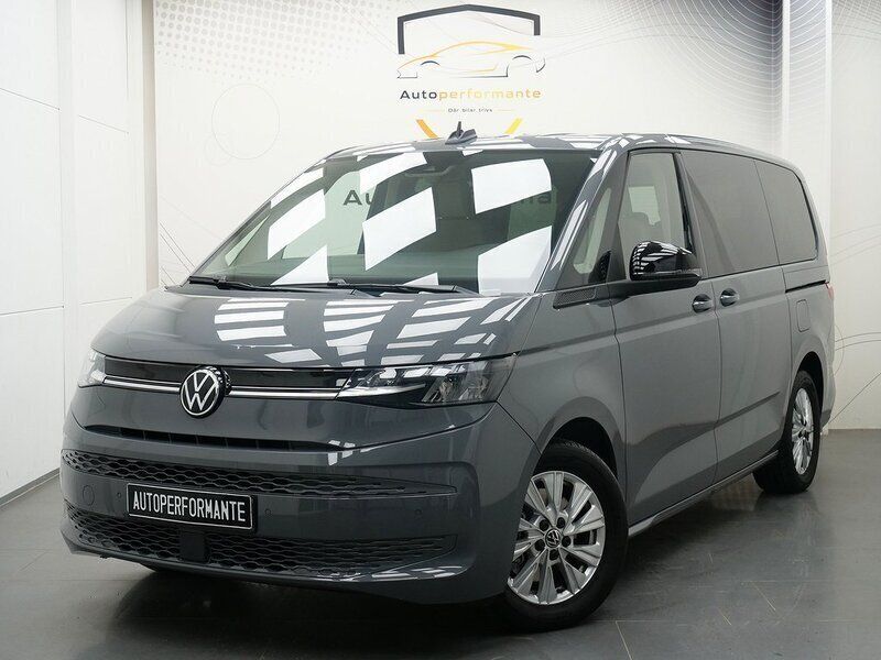 Grå Begagnad 2024 VW Multivan Minibuss | 649 000 kr (Marknadspris) - Bild 1/4