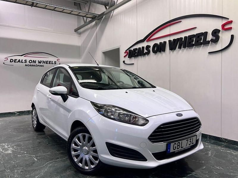 Vit Begagnad 2015 Ford Fiesta Halvkombi | 84 900 kr (Bra pris) - Bild 1/4
