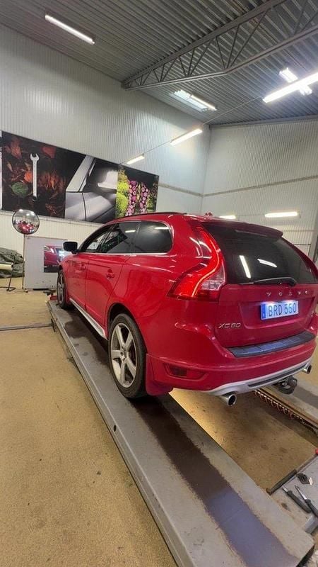 Röd Begagnad 2010 Volvo XC60 R-Design SUV | 85 000 kr (Superpris) - Bild 1/4