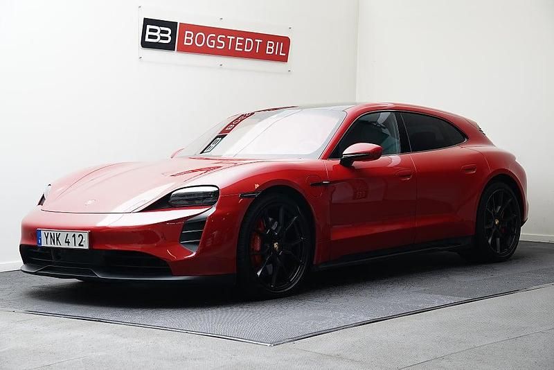 Röd Begagnad 2022 Porsche Taycan Sport Turismo Kombi | 889 000 kr (Dyr) - Bild 1/4