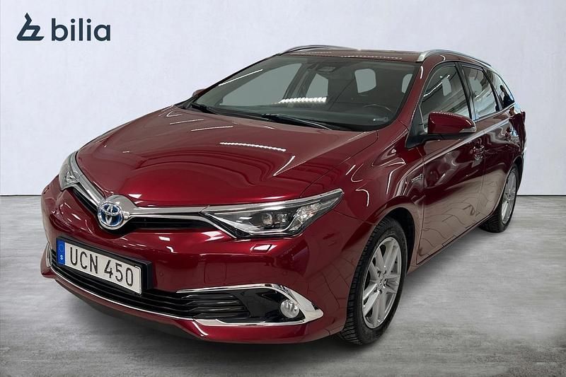 Röd Begagnad 2017 Toyota Auris Touring Sports Executive Kombi | 154 900 kr (Marknadspris) - Bild 1/3