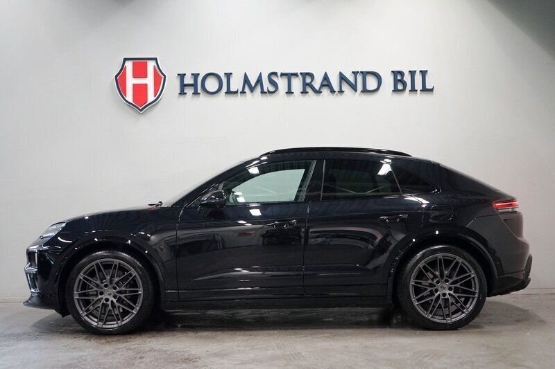 Svart Begagnad 2024 Porsche Macan Turbo Sport SUV | 1 199 900 kr - Bild 1/4