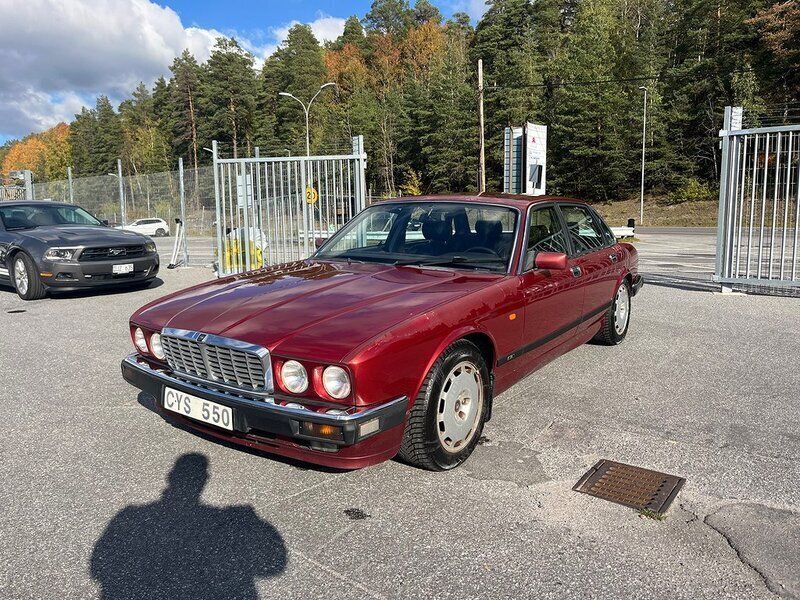 Röd Begagnad 1994 Jaguar XJR Sovereign Sedan | 69 900 kr - Bild 1/4
