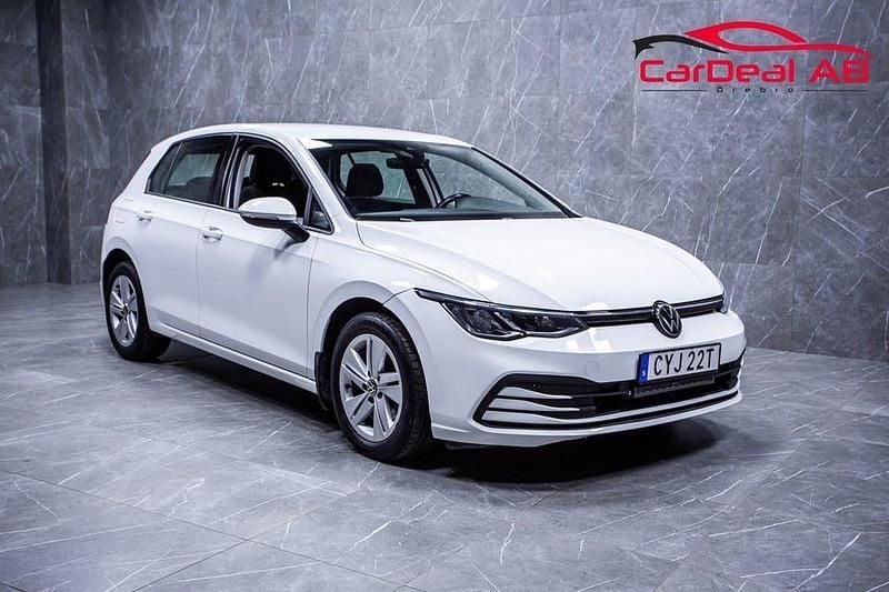 Vit Begagnad 2023 VW Golf VIII Halvkombi | 239 800 kr (Bra pris) - Bild 1/4