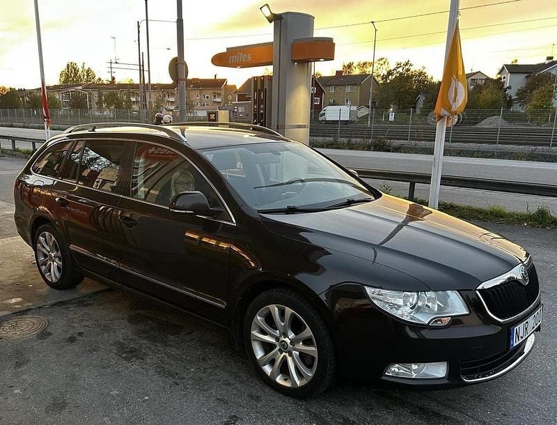 Brun Begagnad 2013 Skoda Superb Kombi | 84 500 kr (Marknadspris) - Bild 1/2