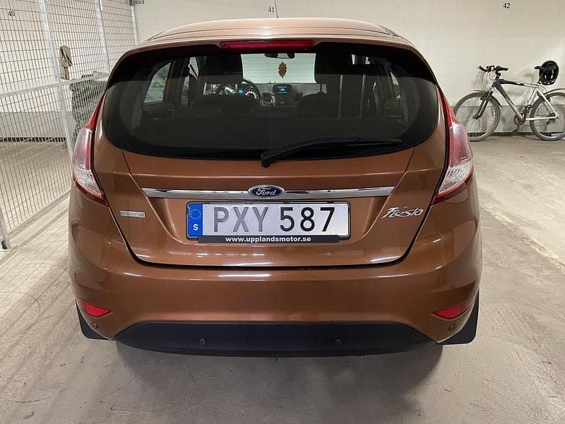 Brun Begagnad 2015 Ford Fiesta Titanium Halvkombi | 80 000 kr (Bra pris) - Bild 1/4