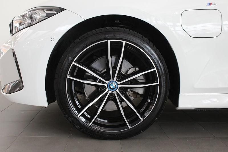 Begagnad BMW 330e M Sport 184 HK (135 kW) 2023 Vit Sedan