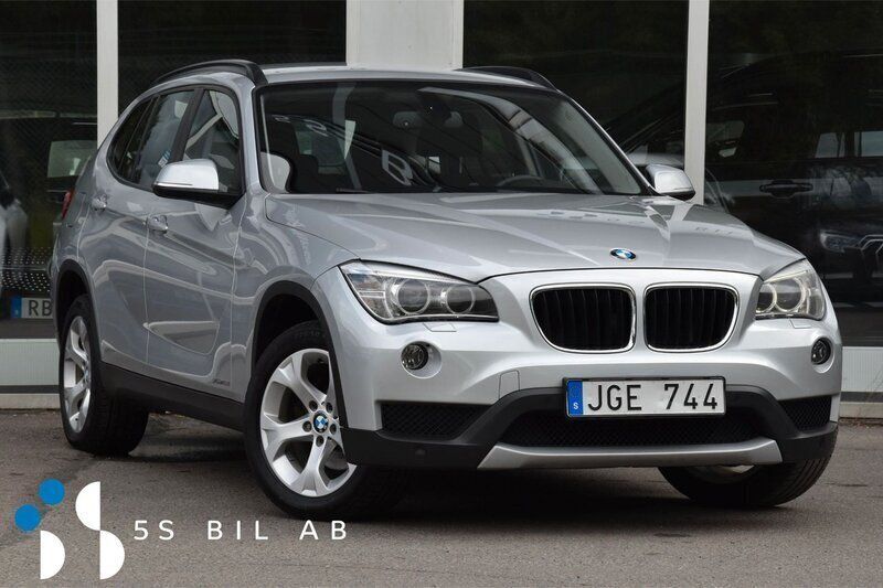 Silver Begagnad 2013 BMW X1 SUV | 154 900 kr (Marknadspris) - Bild 1/4