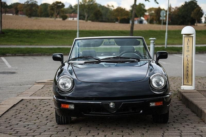 Begagnad Alfa Romeo Spider 126 HK (92 kW) 1993 Svart metallic Cab