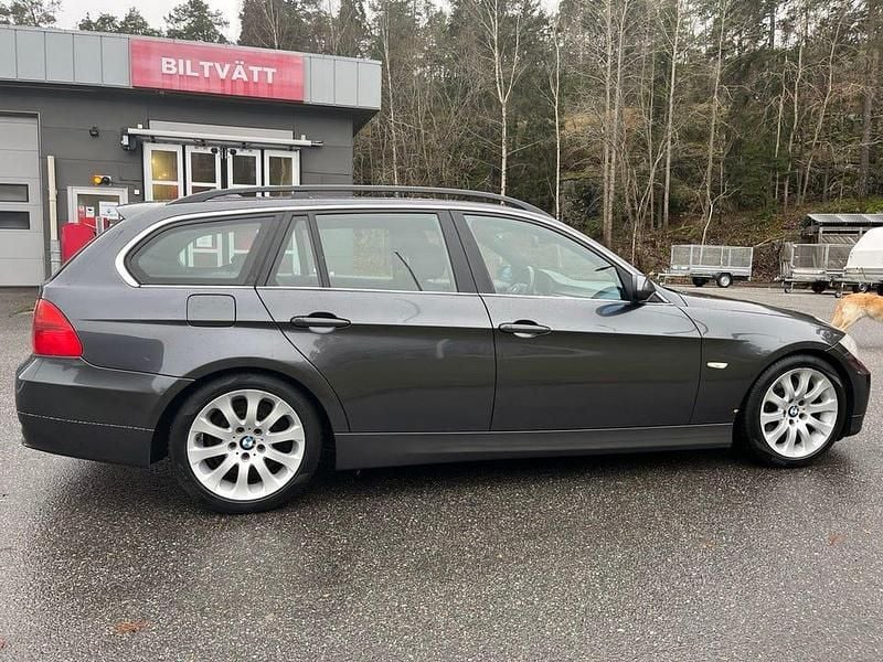 Begagnad BMW 325 197 HK (144 kW) 2007 Grå metallic Kombi