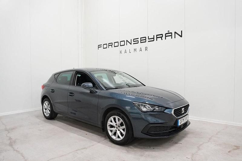 Mörkgrå (grå) Begagnad 2020 Seat Leon Halvkombi | 149 800 kr (Marknadspris) - Bild 1/4