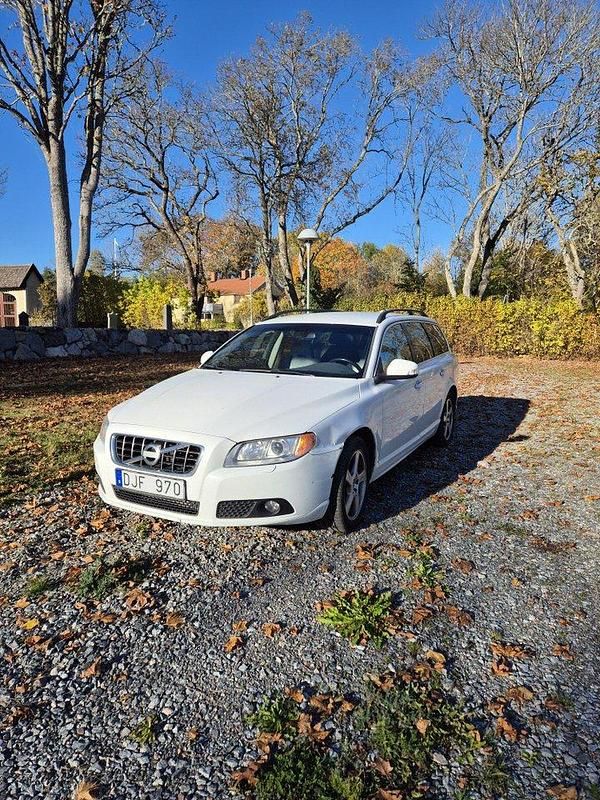 Vit Begagnad 2011 Volvo V70 Momentum Kombi | 58 000 kr (Superpris) - Bild 1/4
