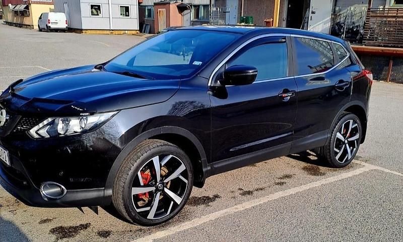 Svart Begagnad 2015 Nissan Qashqai SUV | 105 000 kr - Bild 1/4
