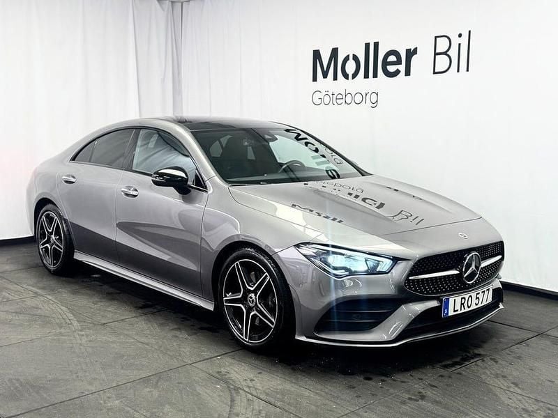 Grå Begagnad 2022 Mercedes CLA200 AMG Sportkupé | 349 900 kr (Marknadspris) - Bild 1/4