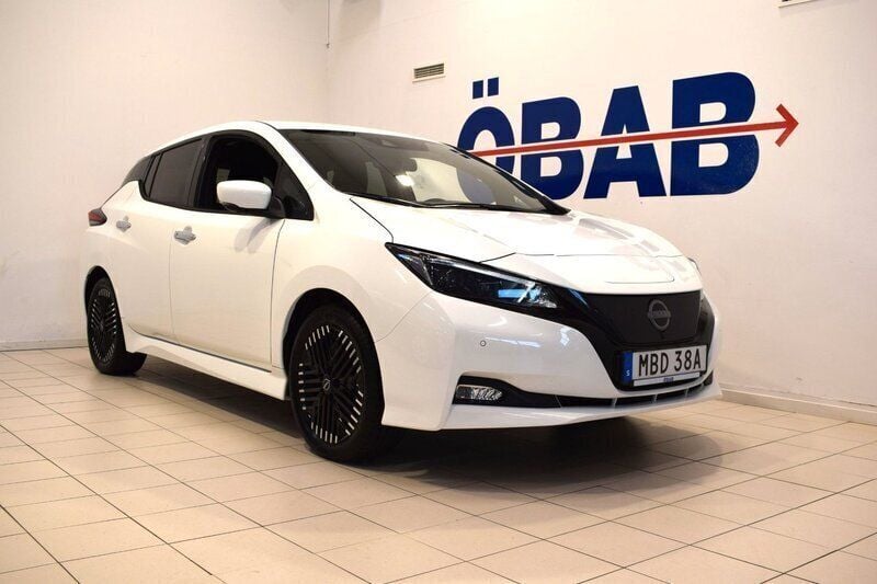 Begagnad Nissan Leaf N-Connecta 160 kW (218 HK) 2022 Vit Halvkombi