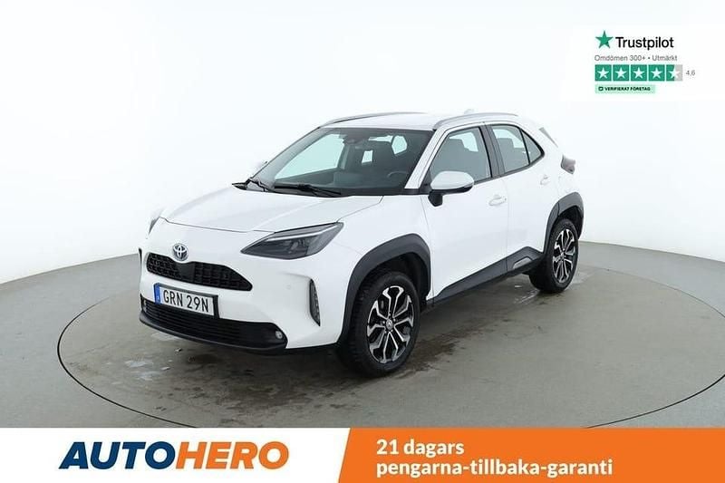 Vit Begagnad 2022 Toyota Yaris Hybrid SUV | 209 000 kr (Bra pris) - Bild 1/4