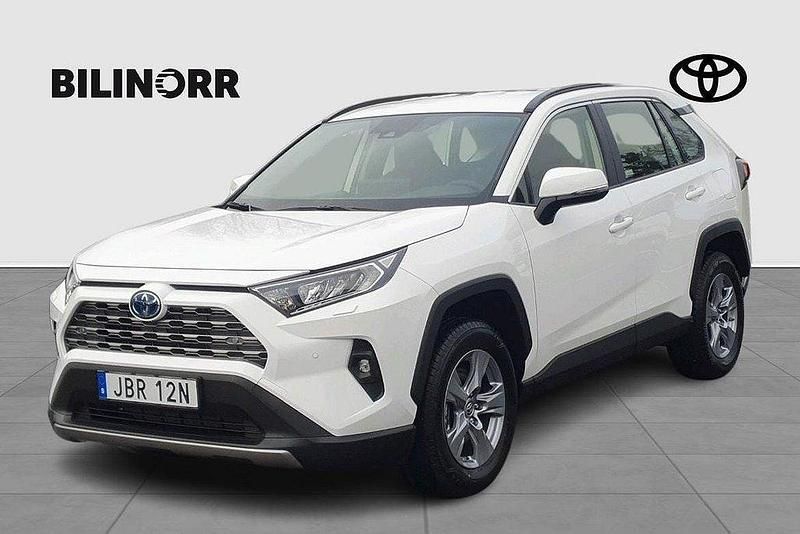 Vit Ny 2025 Toyota RAV4 Hybrid Active SUV | 434 900 kr (Marknadspris) - Bild 1/4