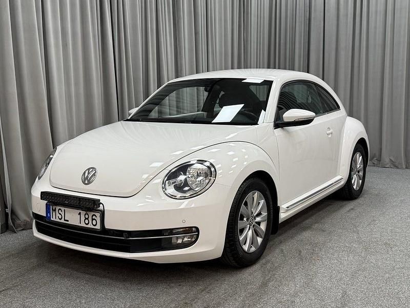 Vit Begagnad 2012 VW Beetle Halvkombi | 79 900 kr (Marknadspris) - Bild 1/4