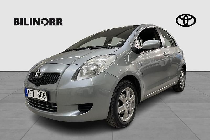 Grå Begagnad 2006 Toyota Yaris Halvkombi | 59 900 kr (Marknadspris) - Bild 1/4
