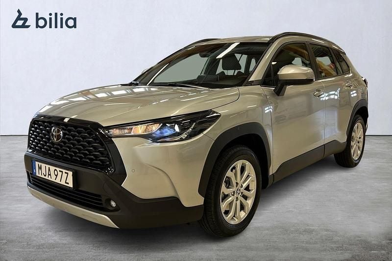Silver Begagnad 2025 Toyota Corolla Cross Active SUV | 354 900 kr (Marknadspris) - Bild 1/4