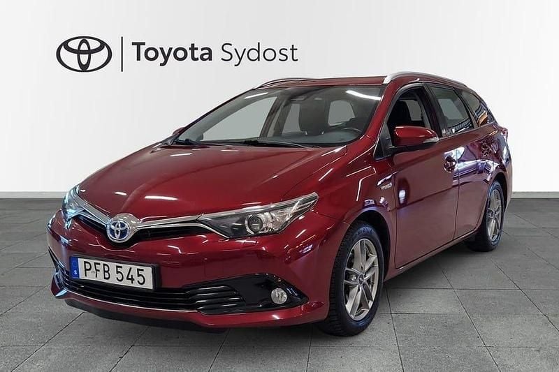 Begagnad Toyota Auris Touring Sports Active 137 HK (100 kW) 2017 Röd Kombi