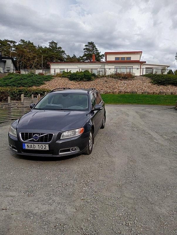 Grå Begagnad 2011 Volvo V70 Momentum Kombi | 37 000 kr (Superpris) - Bild 1/4