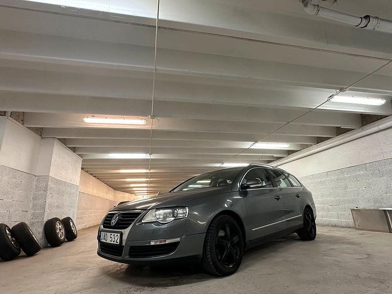 Ljusgrå Begagnad 2008 VW Passat Sportline Kombi | 63 000 kr (Dyr) - Bild 1/4