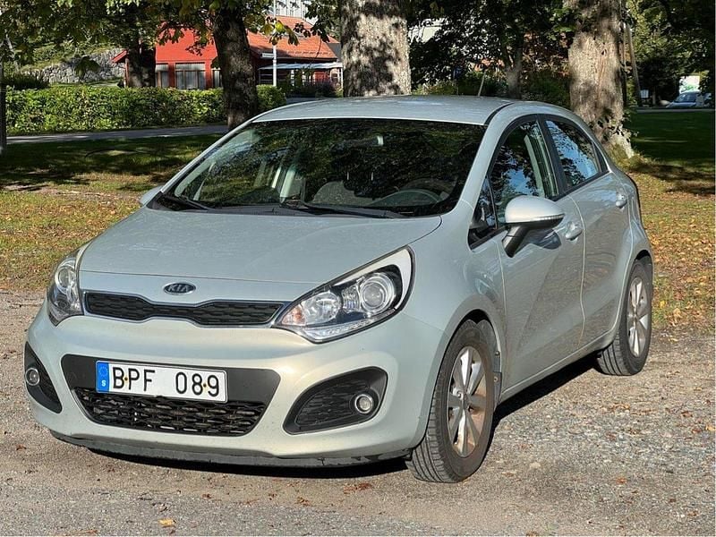 Grå Begagnad 2012 Kia Rio Halvkombi | 45 000 kr (Marknadspris) - Bild 1/4