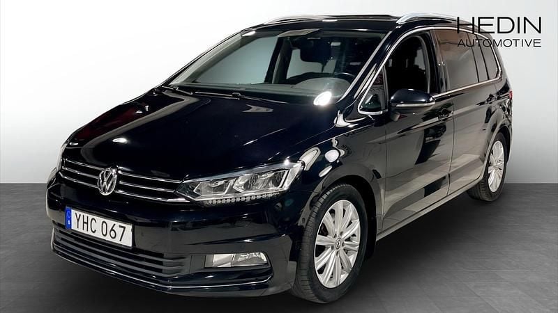 Svart Begagnad 2016 VW Touran Minibuss | 199 900 kr - Bild 1/4
