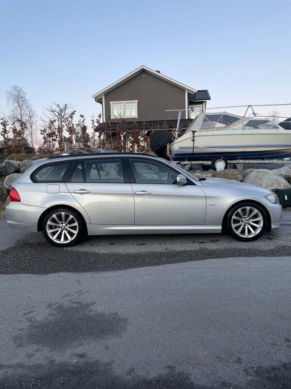 Grå Begagnad 2010 BMW 318 Comfort Edition Kombi | 55 000 kr (Bra pris) - Bild 1/4