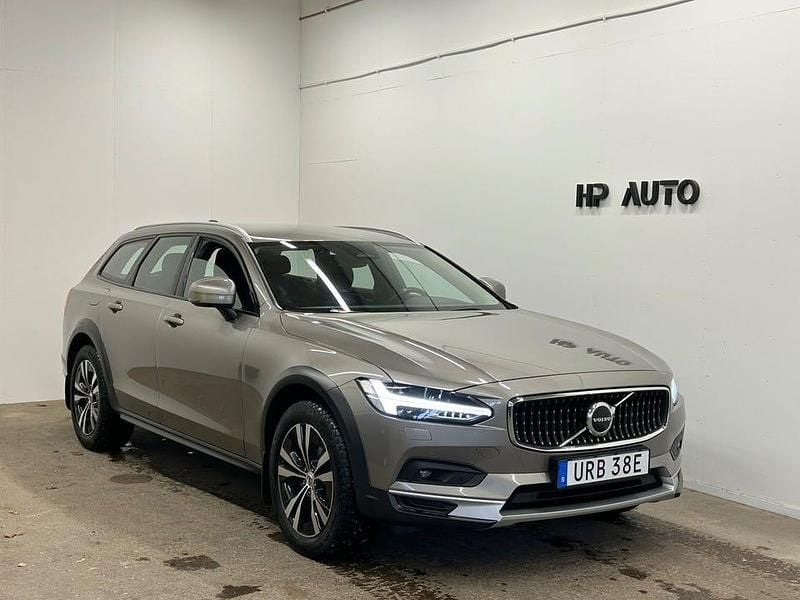 Grå Begagnad 2021 Volvo V90 CC Kombi | 384 000 kr (Marknadspris) - Bild 1/4