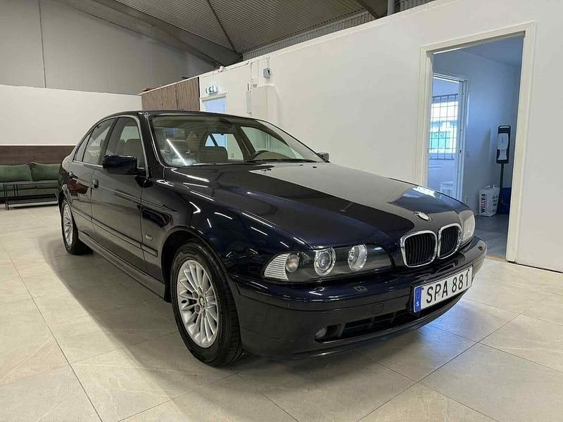 Blå Begagnad 2001 BMW 525 Sedan | 59 900 kr (Marknadspris) - Bild 1/4