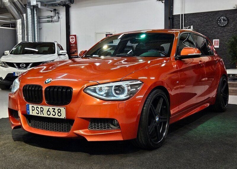 Orange Begagnad 2014 BMW 118 M Sport Halvkombi | 129 900 kr (Marknadspris) - Bild 1/4