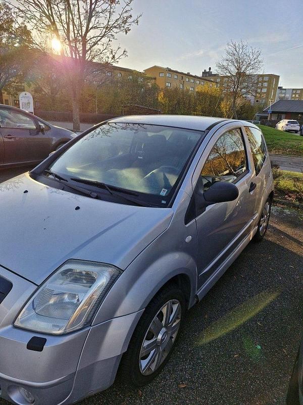 Silver Begagnad 2005 Citroën C2 Halvkombi | 17 000 kr (Lite dyr) - Bild 1/4