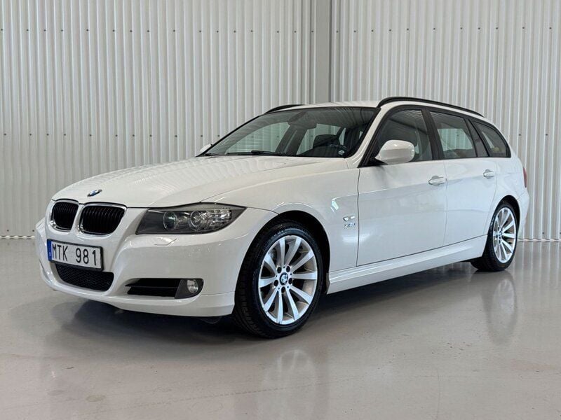 Vit Begagnad 2012 BMW 320 Kombi | 94 900 kr (Bra pris) - Bild 1/4