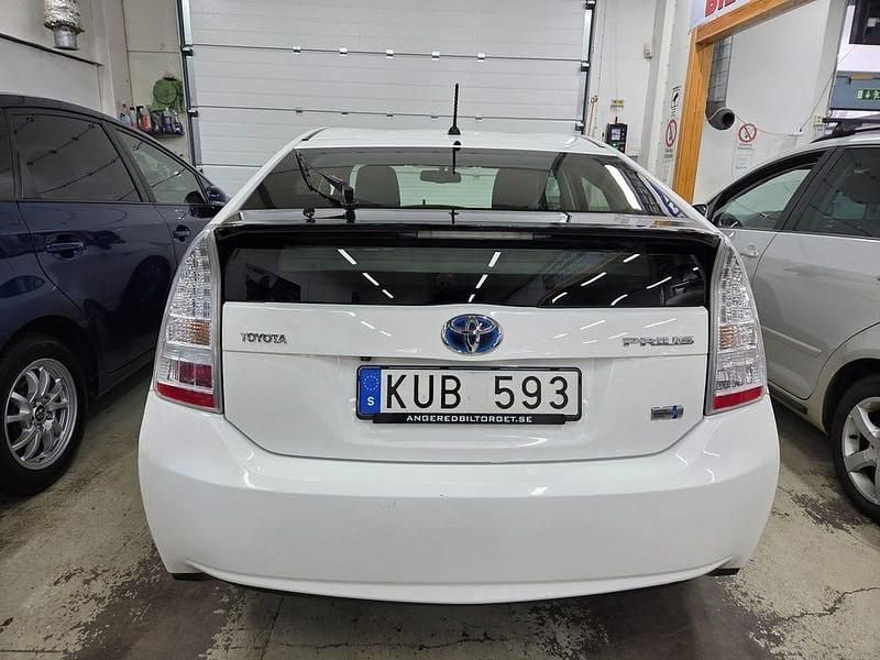 Begagnad Toyota Prius 136 HK (100 kW) 2010 Vit Halvkombi