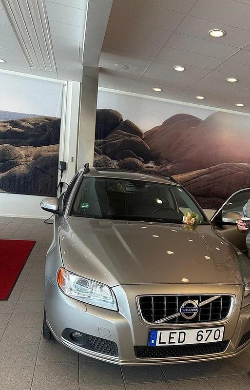 Brun Begagnad 2011 Volvo V70 Momentum Kombi | 90 000 kr (Bra pris) - Bild 1/2