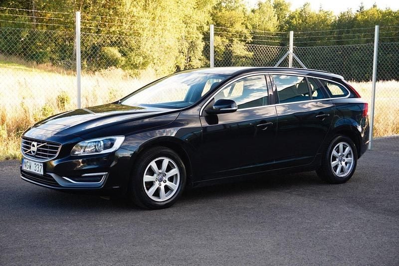 Svart Begagnad 2013 Volvo V60 Momentum Kombi | 139 900 kr (Marknadspris) - Bild 1/4