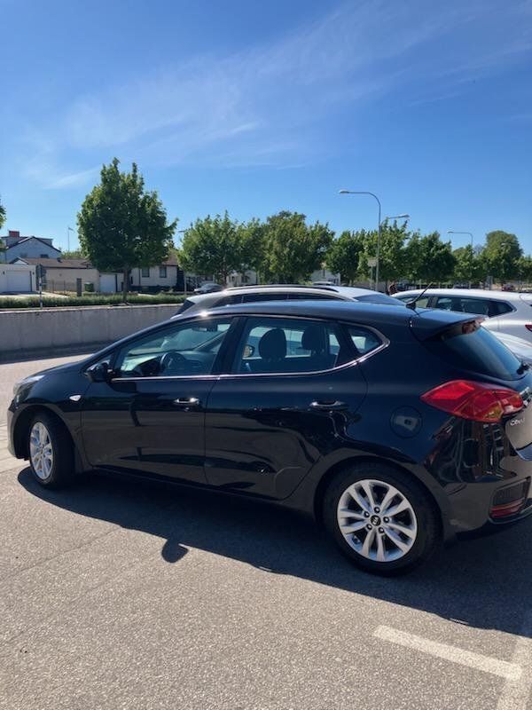 Svart Begagnad 2018 Kia Ceed Halvkombi | 129 500 kr (Marknadspris) - Bild 1/4