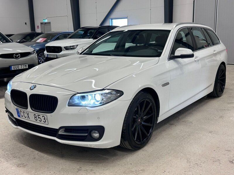 Vit Begagnad 2013 BMW 520 Sport Line Kombi | 134 700 kr (Marknadspris) - Bild 1/4