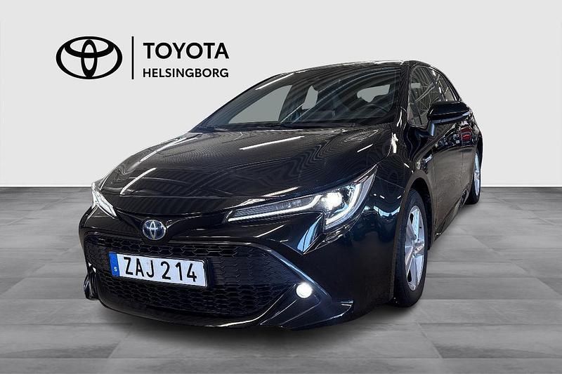 Begagnad Toyota Corolla Hybrid Style 124 HK (91 kW) 2021 Svart Halvkombi